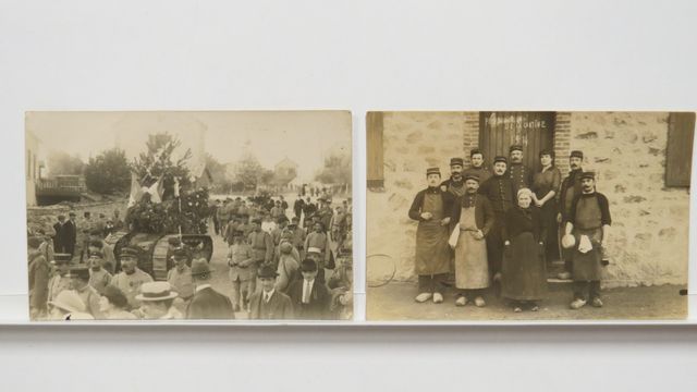 La Courtine Lot de 2 cartes-photos :1) Défilé un jour de fête. TB...