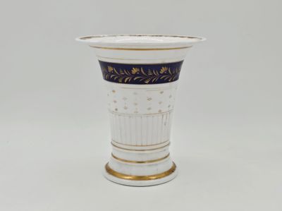 Vase cornet en porcelaine de Paris à décor d'une frise feuil…