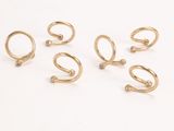 six paires de boucles d'oreilles plaquées or sur un fond blanc