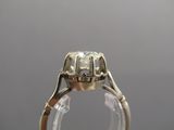 Gros plan sur une bague ornée d'un diamant