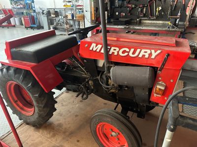 un tracteur rouge garé dans un garage