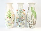 trois vases ornés de motifs différents, posés sur un fond blanc