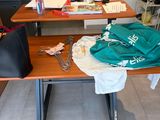 une table en bois sur laquelle est posé un sac