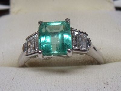 Bague en or blanc 18K, sertie d’une émeraude de taille émera…