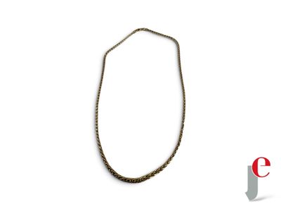 gros plan d'un collier sur une surface blanche