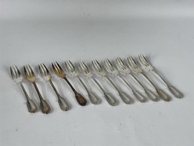 tout un tas de fourchettes posées sur une table