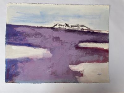 tableau représentant un paysage violet avec une maison au loin