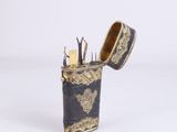 un briquet posé sur une surface blanche