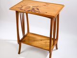 une image d'une petite table avec un plateau en bois