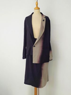 une photo d'une robe et d'une veste sur un mannequin