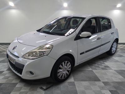la photo d'une voiture blanche garée dans un garage