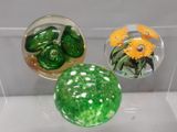 trois vases en verre exposés dans une vitrine