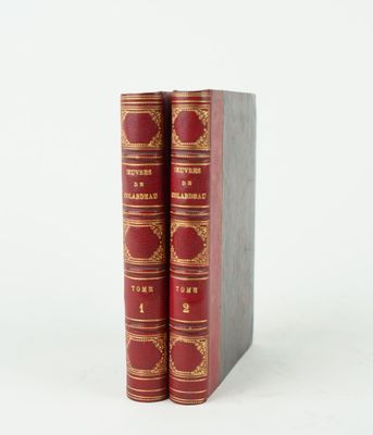 deux livres rouges posés l'un sur l'autre sur une surface blanche