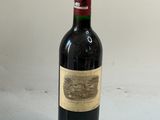 une bouteille de vin posée sur une table