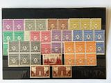 une collection de timbres provenant de différents pays, exposée dans une boîte