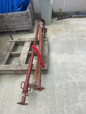 une palette en bois sur laquelle est fixée une poignée rouge