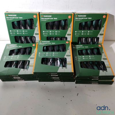 quatre cartons contenant des pneus de vélo verts et noirs posés sur une surface blanche