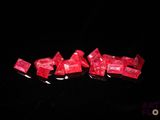 de très jolis diamants rouges sur un fond noir