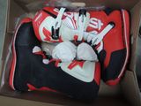 une boîte contenant une paire de chaussures
