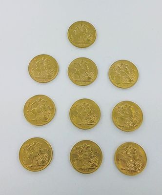 six pièces d'or sont disposées en pyramide sur une surface blanche