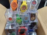 une boîte en carton contenant de nombreuses montres différentes