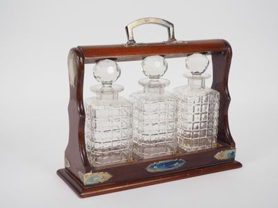 une carafe en verre à l'ancienne avec un coffret en bois