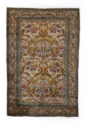 un tapis ancien avec un motif floral sur fond blanc