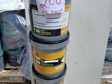 une pile de seaux empilés les uns sur les autres