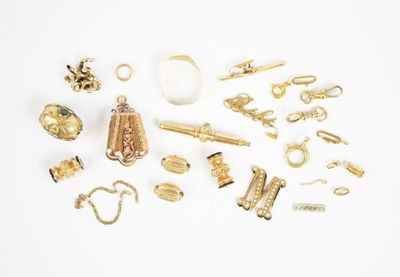un assortiment de bijoux en or et en argent sur un fond blanc