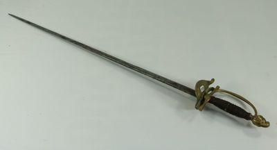 gros plan d'une épée sur une table à fond blanc