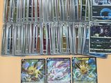 beaucoup de cartes pokemon sur la table