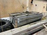 un camion garé sur un tas de bois