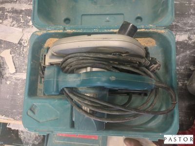 une boîte bleue contenant tout un tas de fils