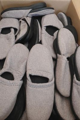 Lot de 60 pantoufles grises mélange de taille