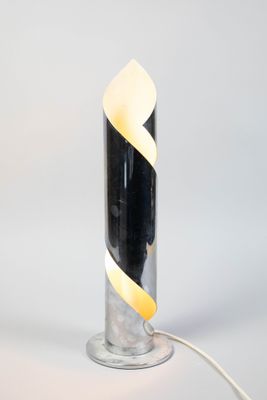 une lampe noire et blanche posée sur une table