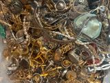 un tas de bijoux en argent et en or posé sur une table