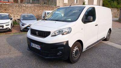 une camionnette blanche garée dans un parking