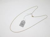 gros plan d'un collier auquel est attachée une étiquette
