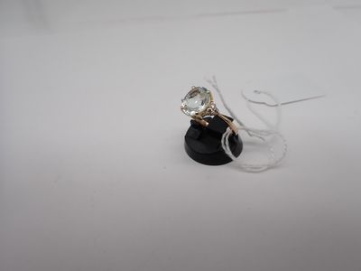 une photo d'une bague en diamant posée sur un socle noir, sur une surface blanche
