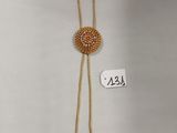 collier plaqué or orné d'une boule en perles, monté sur une chaîne plaquée or