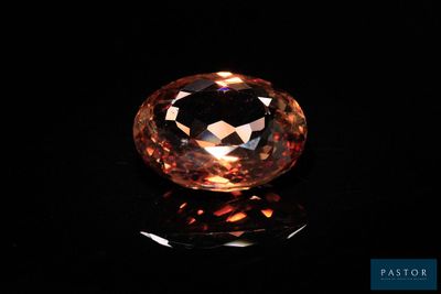 un losange orange sur fond noir