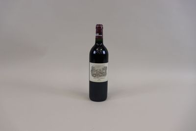 une bouteille de vin posée sur une table