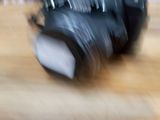 une photo floue montrant un tas de couteaux posés sur une table