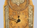 une horloge en or ornée d'un motif élaboré