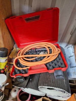 une boîte à outils rouge remplie d'outils posée sur une table