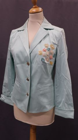 FERAUD – Petite veste vert clair brodée de perles, boutons signés...