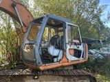 une grande pelleteuse qui est à l'arrêt dans la terre