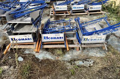 many machines that are sitting on the ground in the dirt