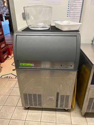 une machine posée sur un comptoir