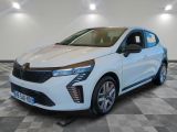 une voiture blanche est garée sur le sol à carreaux d'un garage